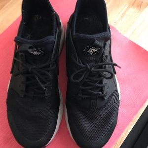 Nike Huarache 6.5Y (size 8 women) Black & White